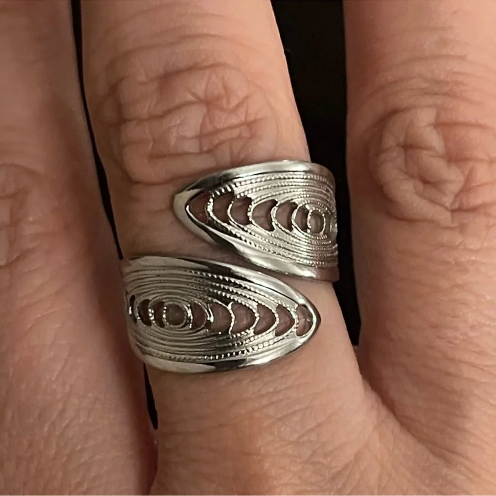 Sarah Coventry signed silver tone filigree size 8.0 ring - Picture 1 of 4